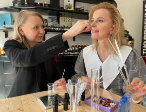 Partecipante durante un workshop privato di profumeria con Irina Vaganova